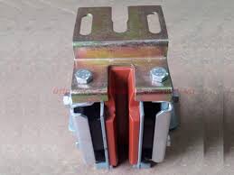 Shoes guốc dẫn hướng thang máy